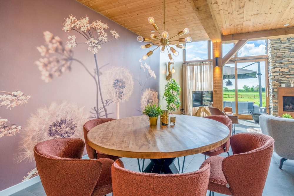Attractive and Modern 6-person Holiday Villa