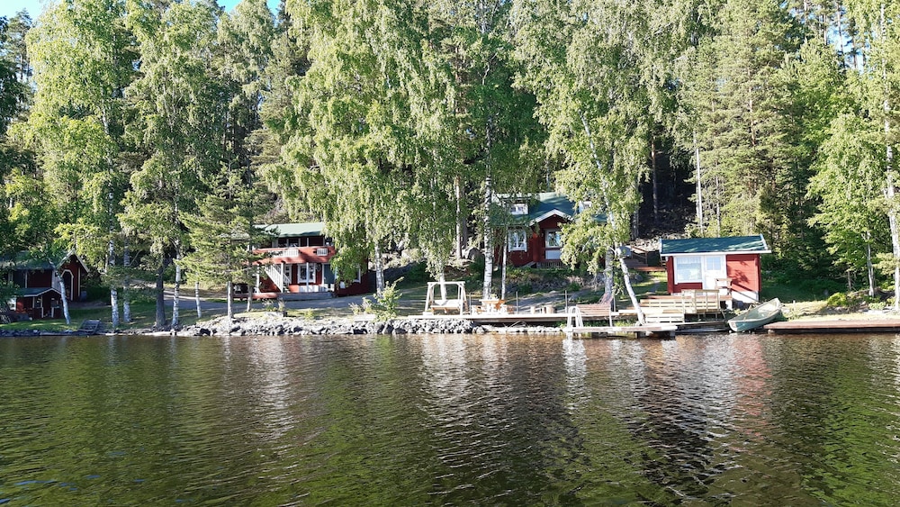 Cozy 4BR Lakeside Cottage with Sauna