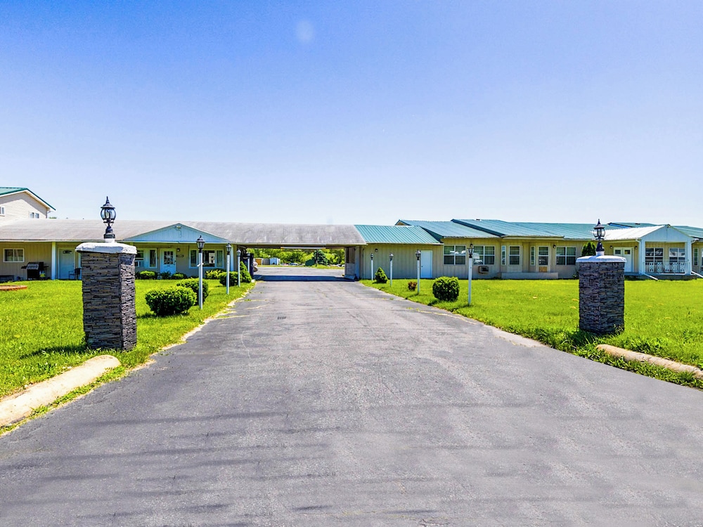 Coldwater Vacations - Country Hearth Inn  Suites By OYO Sturgis - Property Image 1