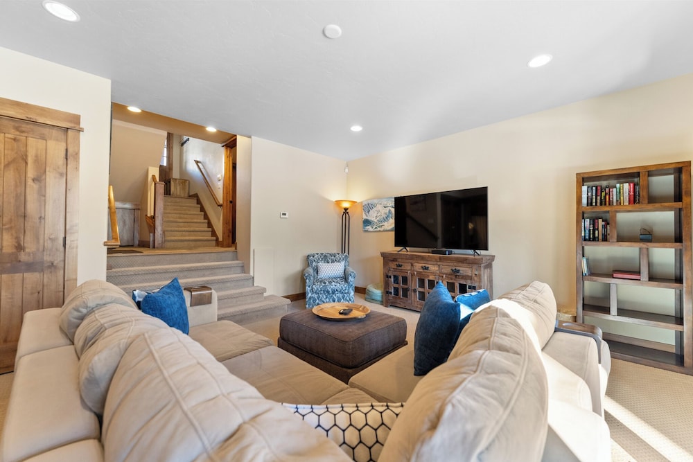 223 Caravelle Drive