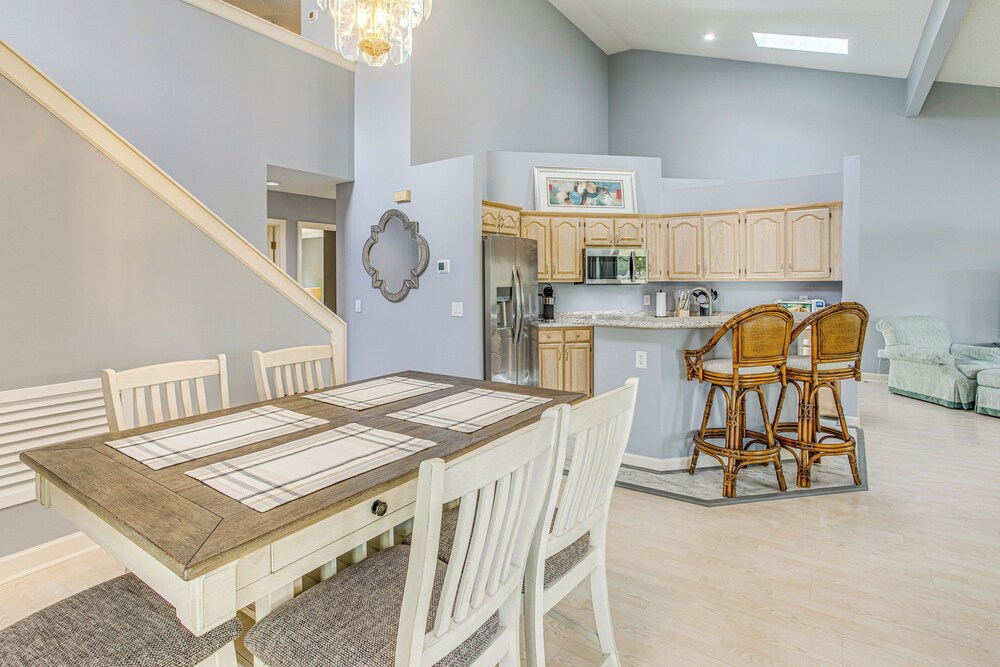 Marina & Pool: Roomy Golf-view Home in Southport