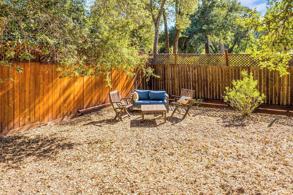 Grapevine Cottage by Avantstay Hobby Vineyard + Firepit
