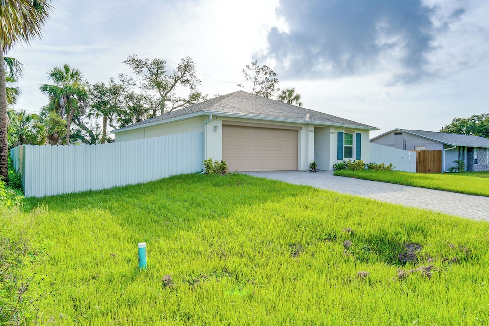 3 Mi to Port Charlotte Beach Park: Home w/ Patio!