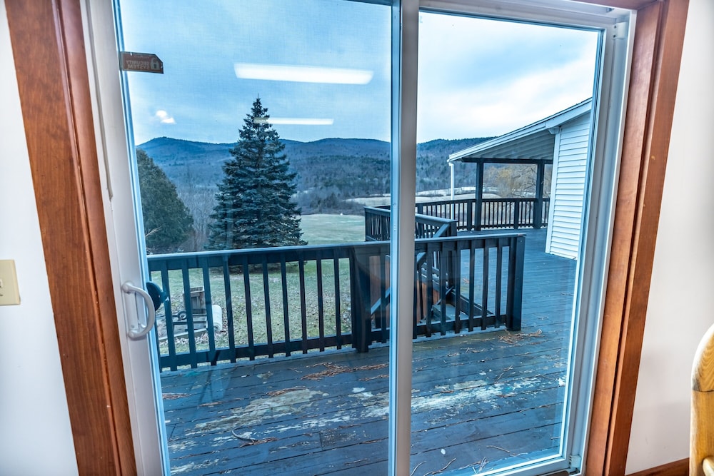 The Valley Home 2 Bedroom Home by RedAwning view 4