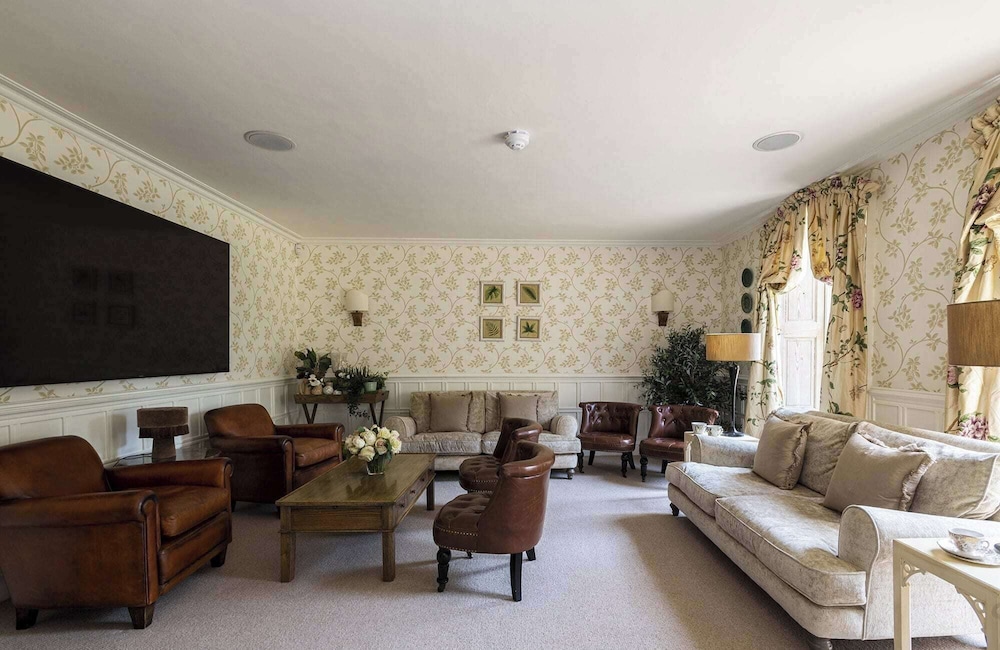 Ormesby Manor - 8 Beds - Sleeps 16 - Hot Tub