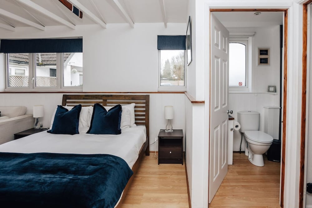 Riverside Cottage - From 1088 Per Night
