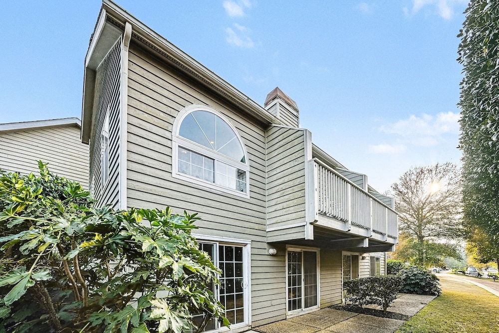 6F Cumberland - split level, 2 bedroom villa, full access!! 2 Condo