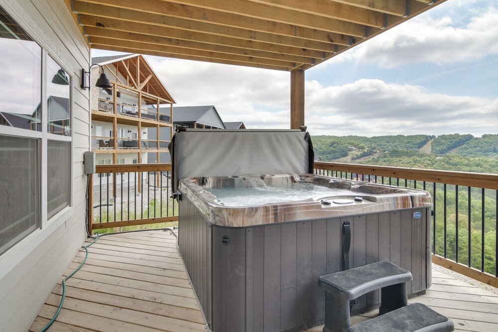 Table Rock Lake View & Games Galore: Family Lodge