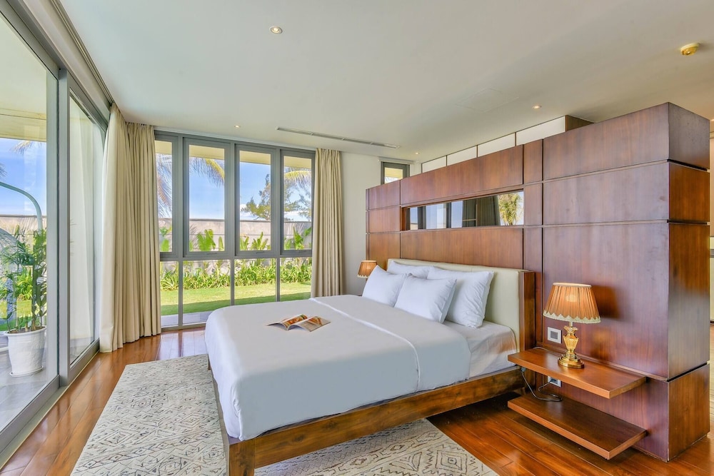 Stunning Beachfront 6br Villa W Largest Pool view 3