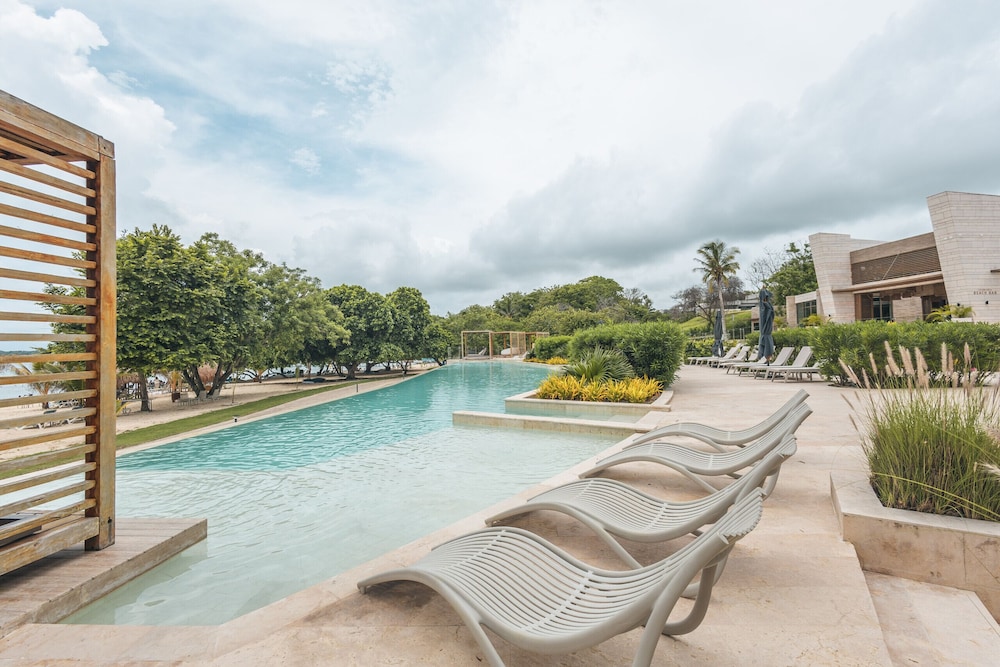 Oceanview 3BR Condo w spa gym