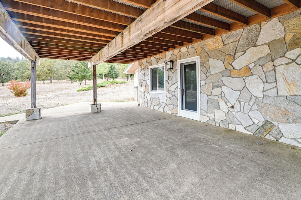 Vineyard Farmhouse in Oakland w/ Hot Tub!