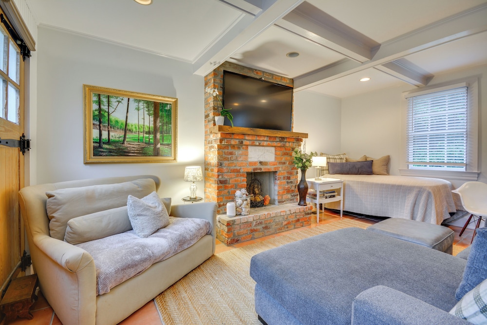 Walk to Main St: Historic High Point Carriage Home