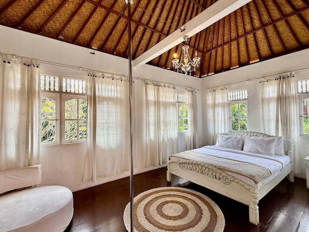 Villa White Orchid