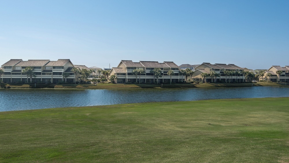 Sleeps 8 w/ Resort Pools, Tennis, Golf & Beach Access + Attraction Tickets!