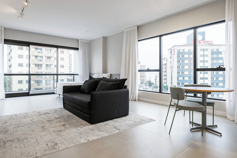 Studios Tower by Viva - Prédio com piscina e estacionamento no centro de Floripa