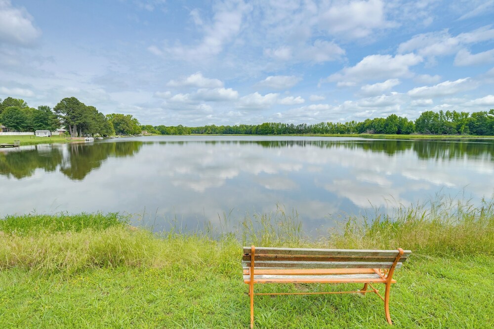 Group Getaway: Lakefront Retreat in Fayetteville!