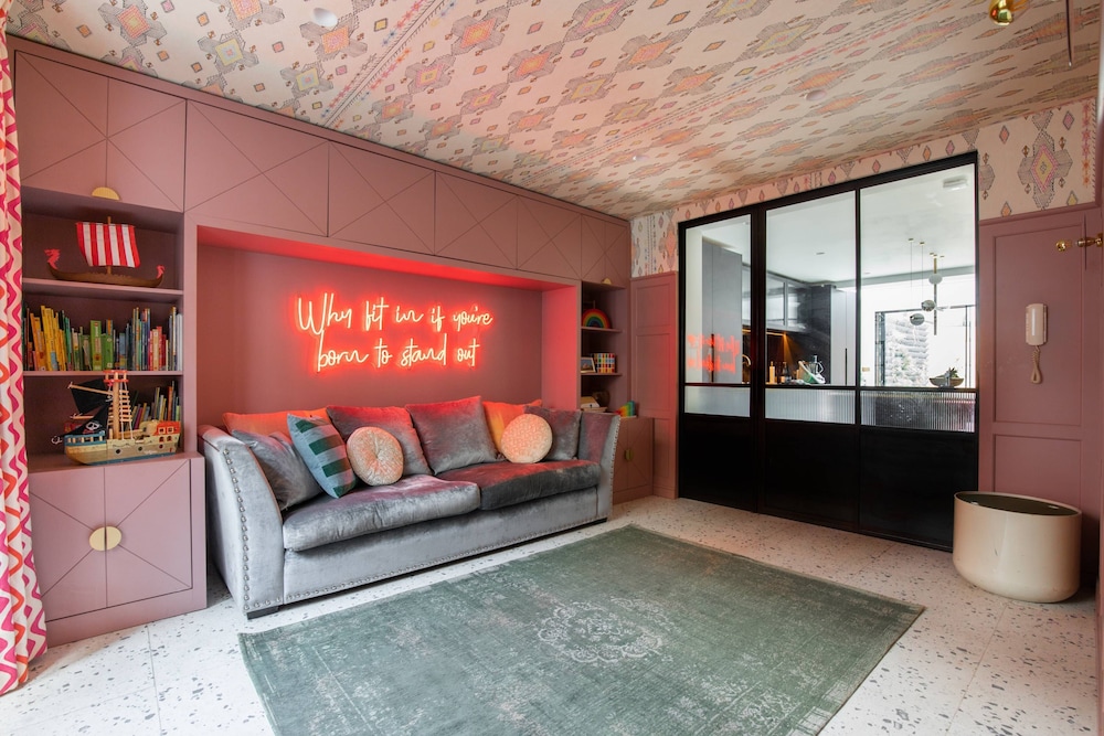 Westbourne Park Road XVI by Onefinestay