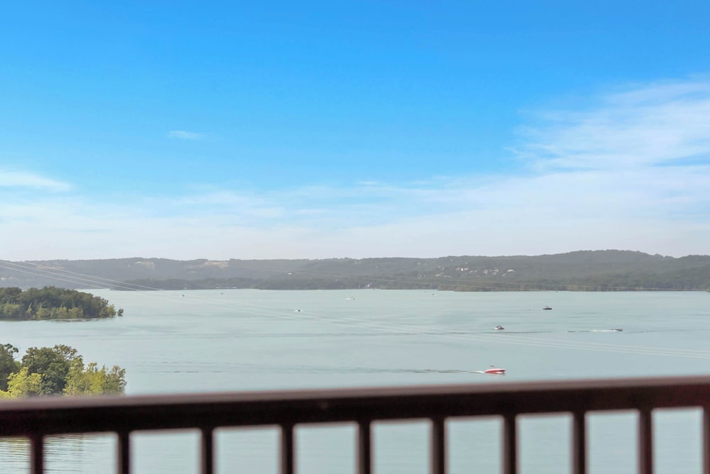 Chill on the Hill - Lake Views!
