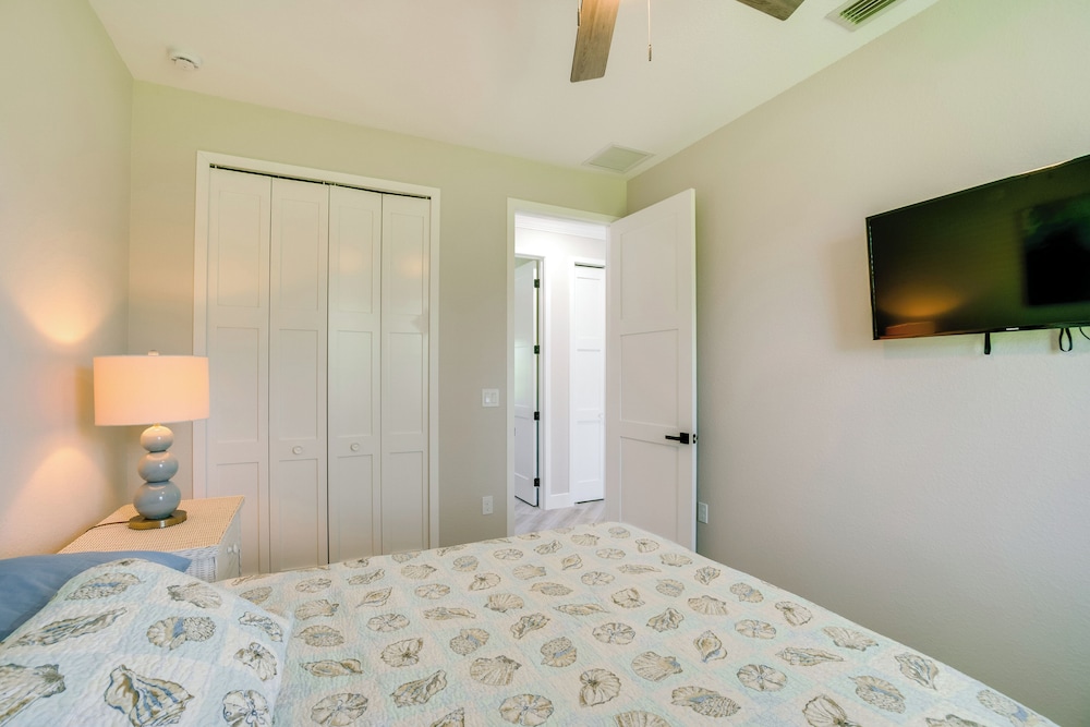 Golf Days & Beach Fun: Port Charlotte Home w/ Yard