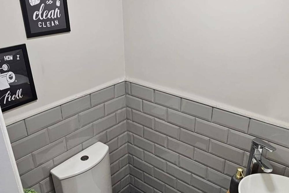 Chester - 4 Bed House Free Parking