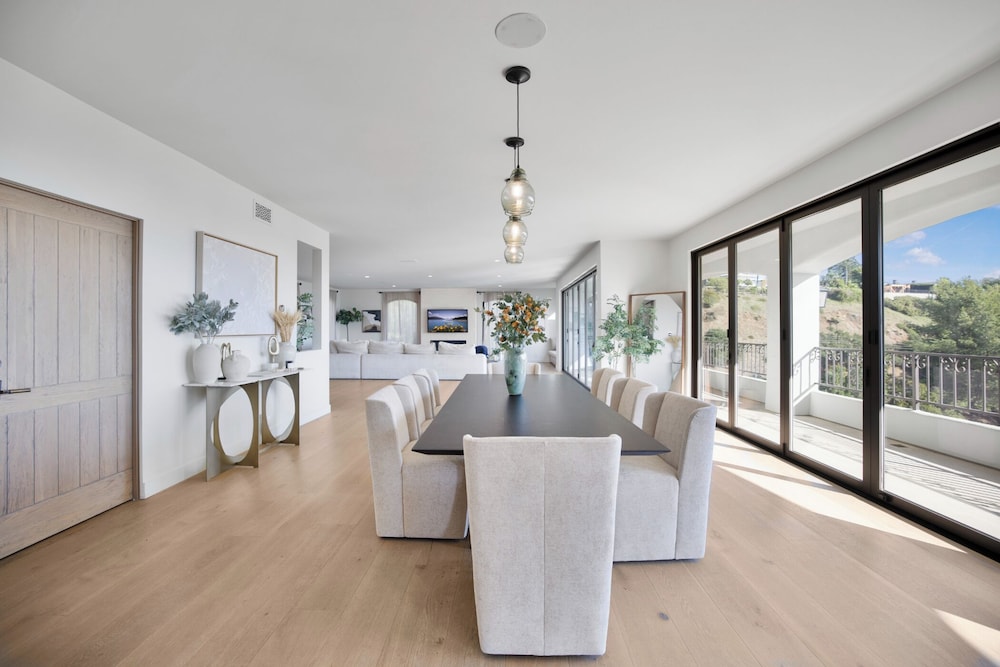 Villa Solea - Mulholland Retreat w/ Pool, Spa & Iconic LA Views