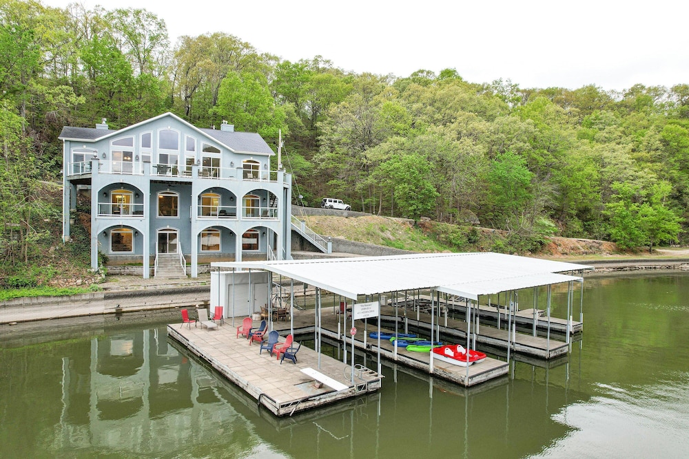 Huge! Sleeps 30-kayaks, Pedal Boat & Paddle Boards