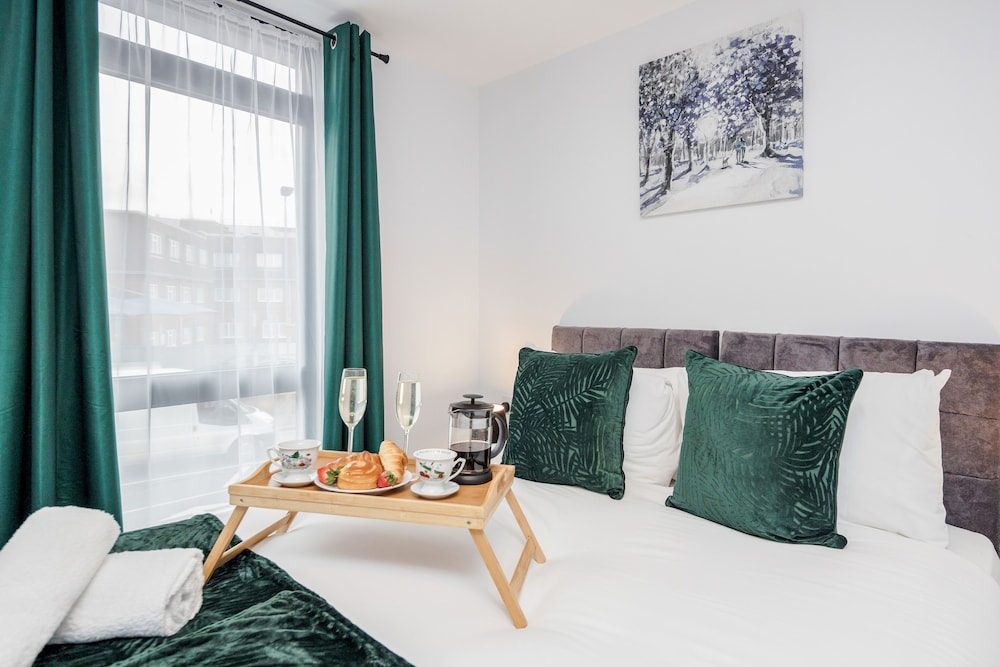 Watford Cassio Luxury - Modernview Serviced Accommodation view 3