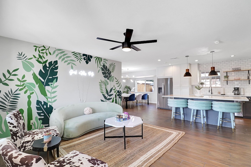 Karen in Phoenix With 4 Bedrooms and 2 Bathrooms