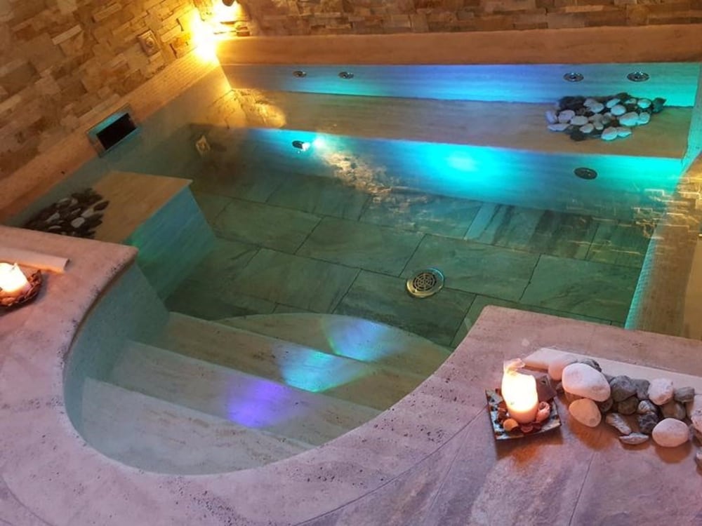 Aurelia Garden Gold Bed & Breakfast