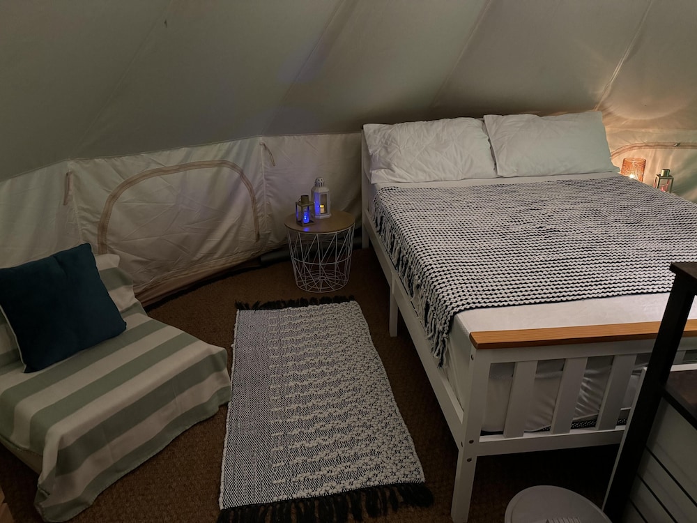 Spacious Bell Tent at Herigerbi Park, Lincolnshire view 4