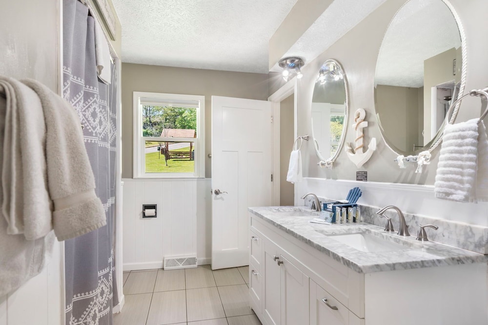 Branson Downtown Beauty - 4 BDR Home Sleeps 15 view 4