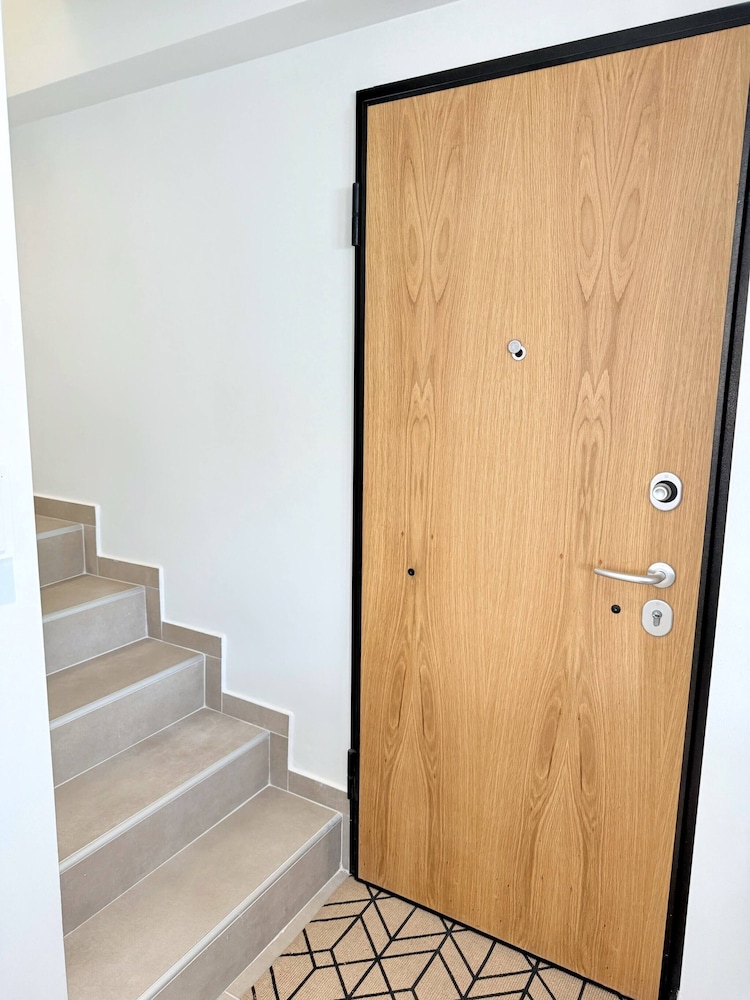 Azure Loft - 3min Walk to Beach, 10min to Old Town