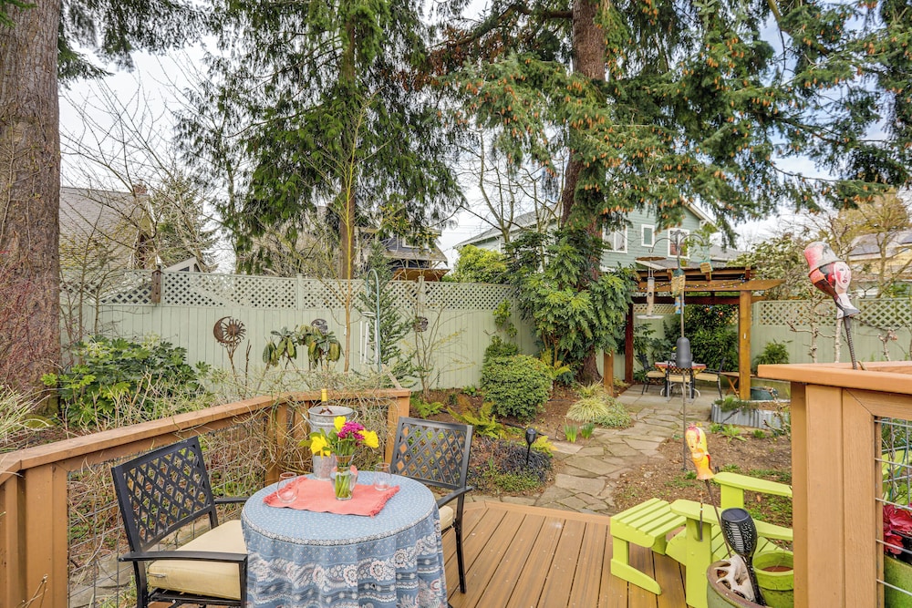 6 Mi to Dtwn Seattle: Walkable Home w/ Hot Tub