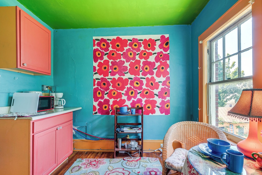 Half-mi to Dtwn: Cozy Roanoke Apt!