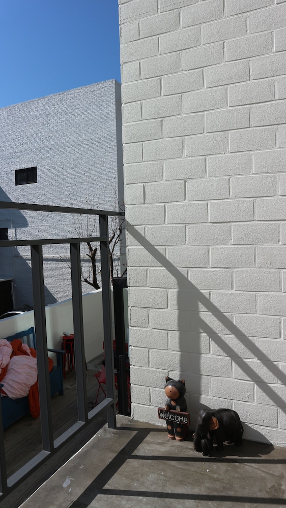 Zzzip Guest House - Hostel