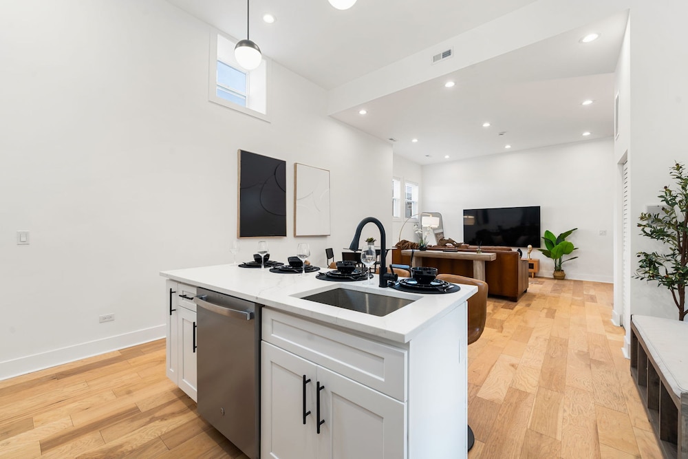 New Listing Family West Town Unit