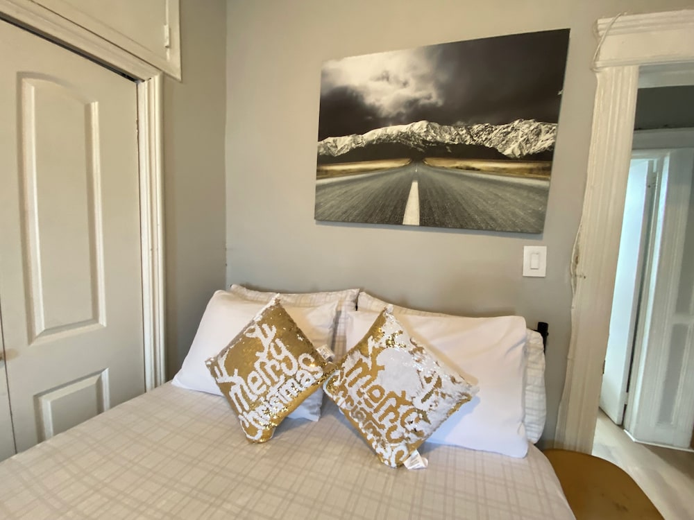 Charming 2 Bedrooms apt One Step to NYC