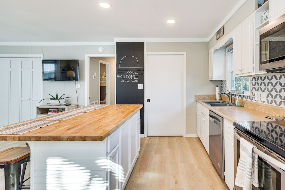3 Blocks to Beach Access: Coastal Carolina Apt