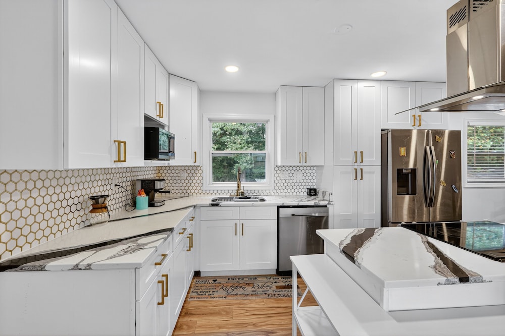Spacious Getaway Near Dc & Potomac River 3 Bedroom Home