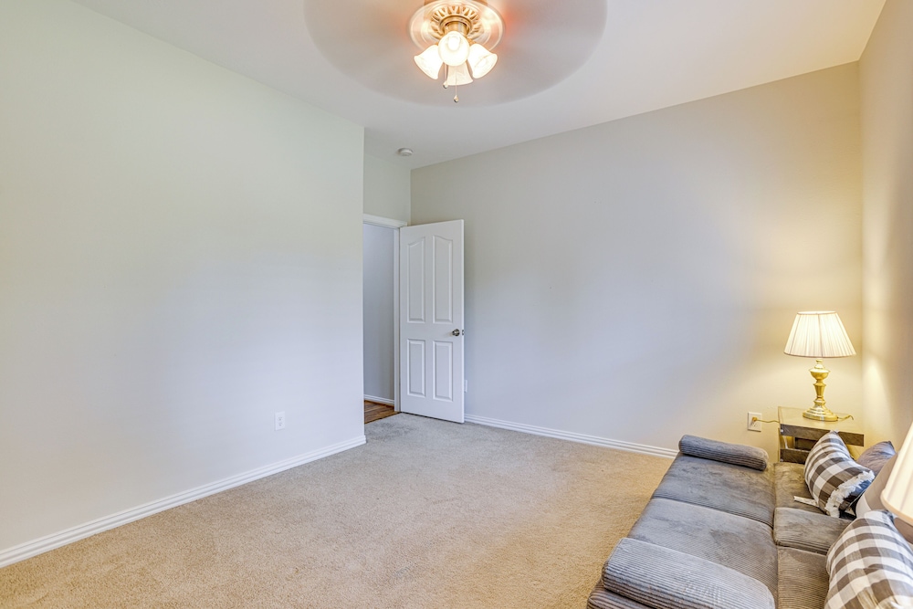 Group-ready Getaway in North Houston!