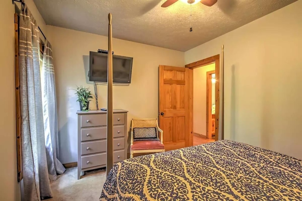 Er104 - R Tribe's Treehouse - Great Location - Close To Town! 5 Bedroom Cabin by RedAwning view 4