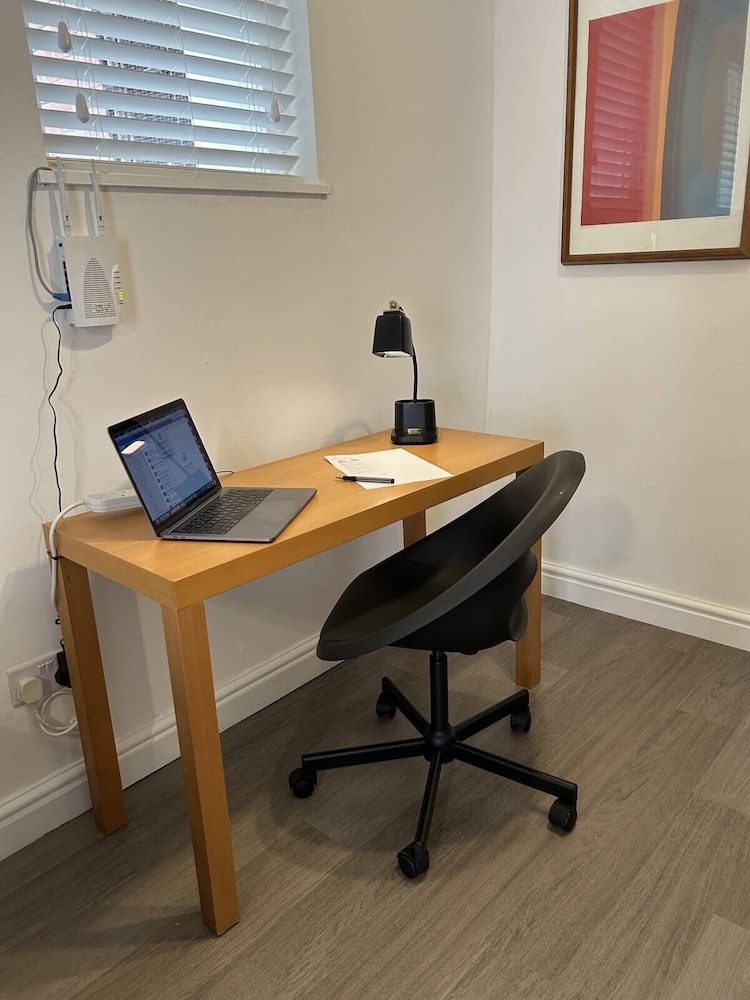Stunning 1BR Apt in Central Cheltenham
