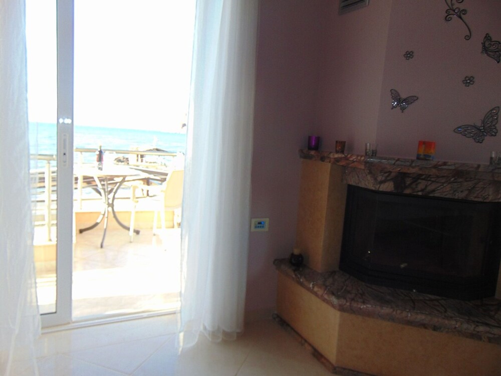 Comfy Beachfront Litinas Casa With Seaview