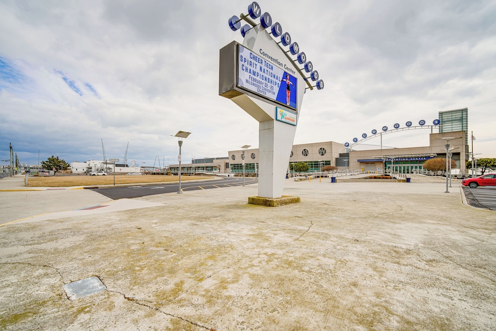 Half-block to Beach & Conventions: Wildwood Studio
