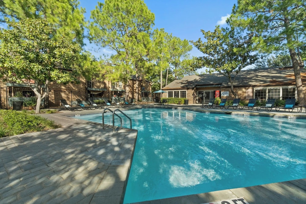 Landing Modern 2bd, Pool, Courtyard