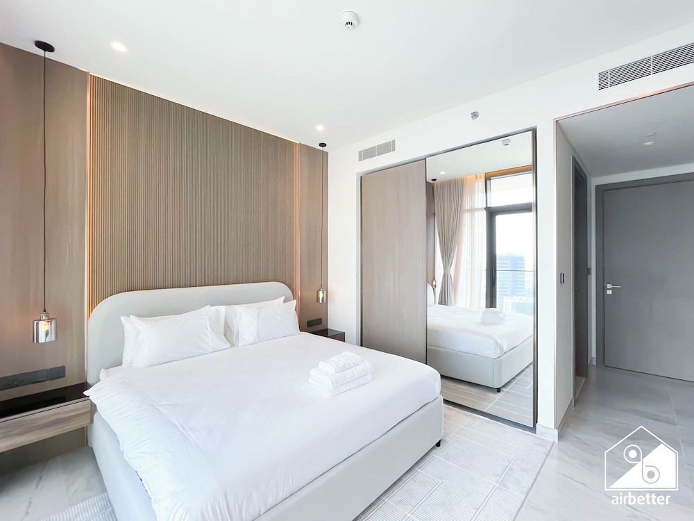 Luxurious 3BR Canal View Apartment Pool + Gym
