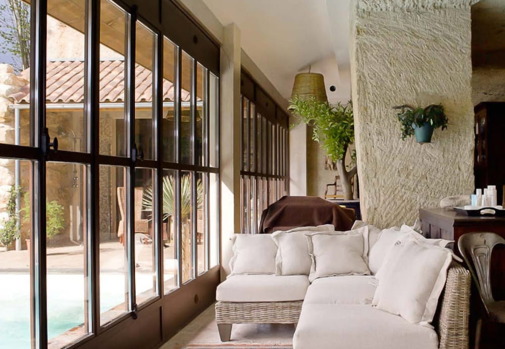 Château Latour Segur Suites & Spa