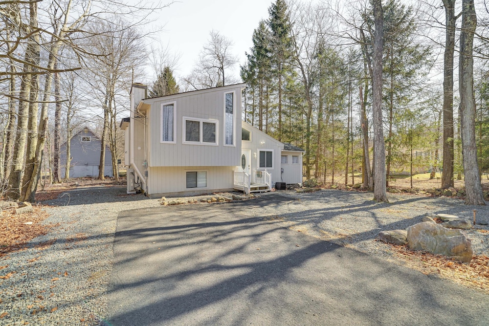 Stylish Tobyhanna Home w/ Fire Pit + Lake Access! view 5