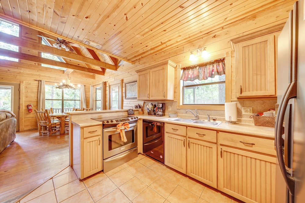 3 Mi to State Park & Lake: Broken Bow Cabin!