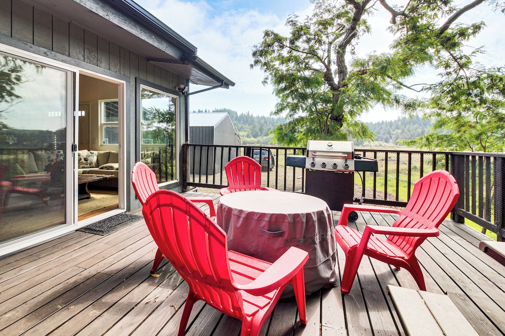 2 Mi to Downtown Coos Bay: Home w/ Deck, Fire Pits